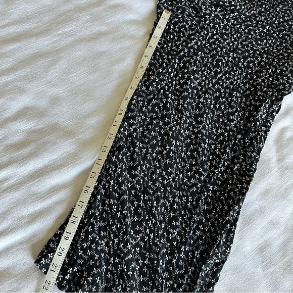 LOFT Womans Black Ditsy Floral Wide Leg Crop Jumpsuit Sz S Smocked Preppy Boho - Picture 12 of 16